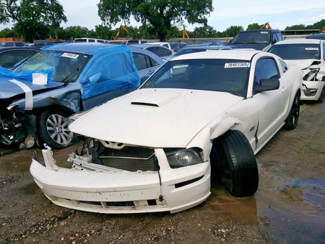 1ZVHT82H285150327 - 2008 FORD MUSTANG GT WHITE photo 2