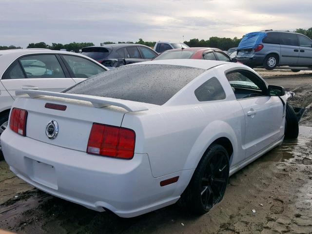 1ZVHT82H285150327 - 2008 FORD MUSTANG GT WHITE photo 4