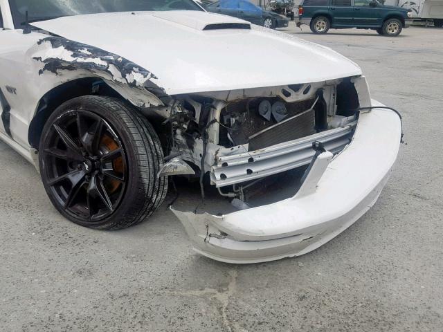 1ZVHT82H285150327 - 2008 FORD MUSTANG GT WHITE photo 9