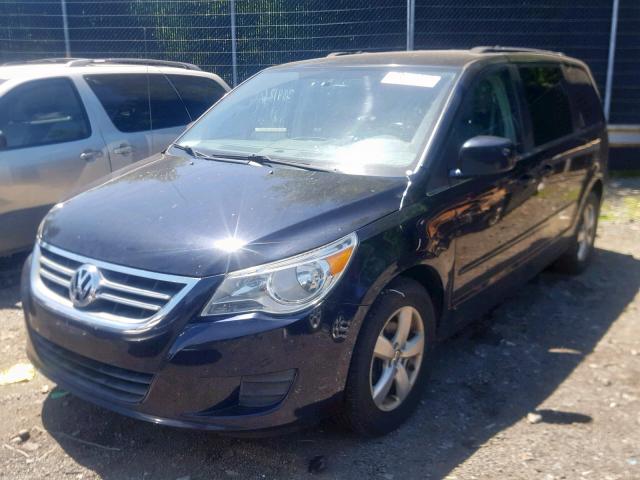 2V4RW3DG3BR621861 - 2011 VOLKSWAGEN ROUTAN SE BLUE photo 2