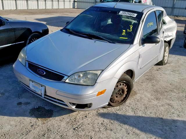 1FAFP34N16W203293 - 2006 FORD FOCUS ZX4 SILVER photo 2