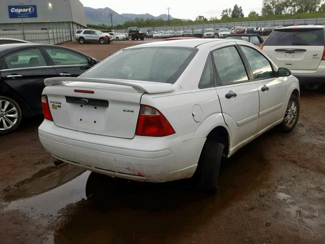 1FAFP34N96W252984 - 2006 FORD FOCUS ZX4 WHITE photo 4