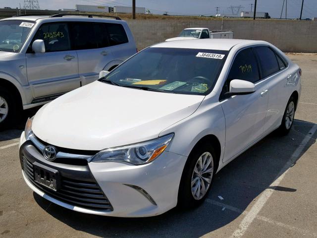 4T4BF1FK5FR513155 - 2015 TOYOTA CAMRY LE WHITE photo 2