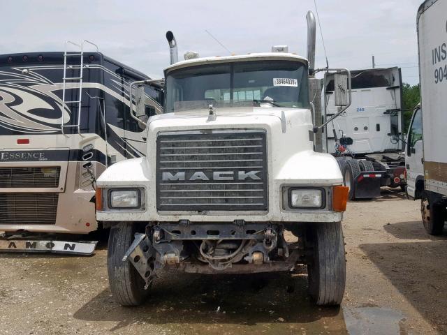 1M1AJ06YX5N001200 - 2005 MACK 600 CHN600 WHITE photo 9