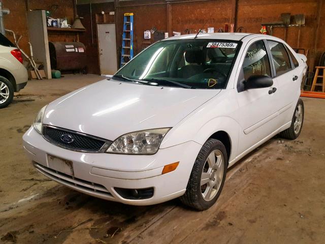 1FAFP34NX7W332392 - 2007 FORD FOCUS ZX4 WHITE photo 2