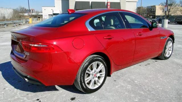 SAJAJ4FX1JCP21877 - 2018 JAGUAR XE PREMIUM RED photo 3