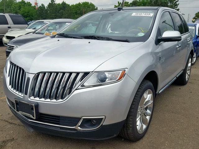 2LMDJ8JK0DBL34773 - 2013 LINCOLN MKX SILVER photo 2