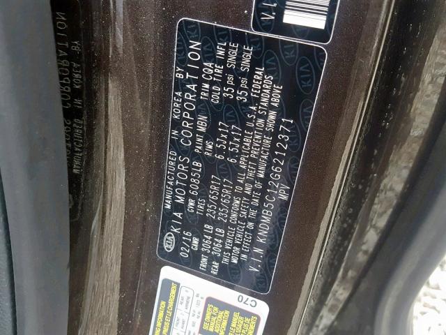 KNDMB5C12G6212371 - 2016 KIA SEDONA LX BROWN photo 10