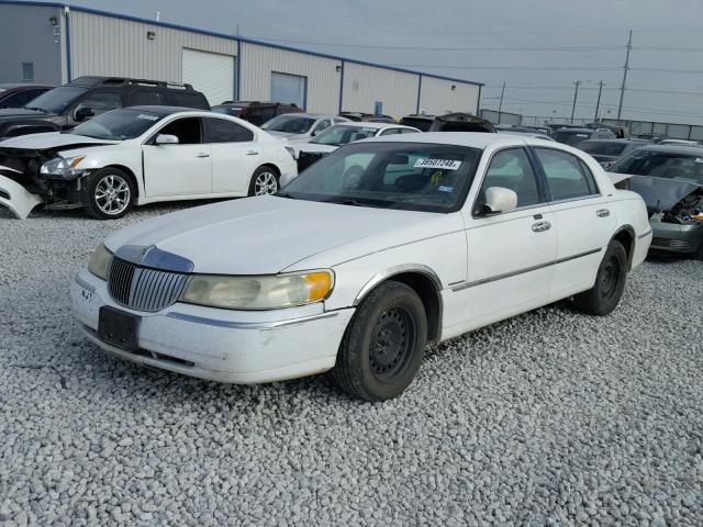 1LNHM81W2YY937420 - 2000 LINCOLN TOWN CAR E WHITE photo 2