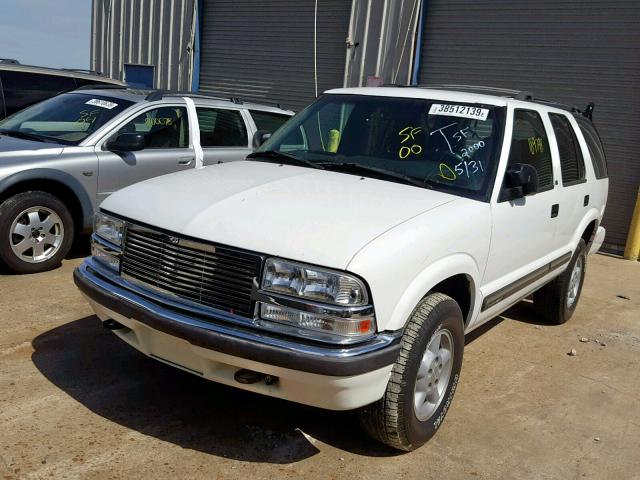 1GNDT13W8Y2280434 - 2000 CHEVROLET BLAZER WHITE photo 2