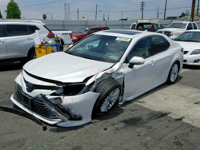 4T1B21HK2JU006483 - 2018 TOYOTA CAMRY HYBR WHITE photo 2