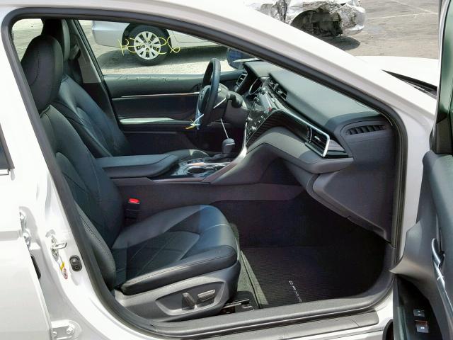 4T1B21HK2JU006483 - 2018 TOYOTA CAMRY HYBR WHITE photo 5