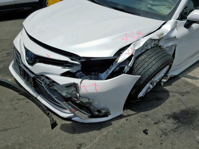 4T1B21HK2JU006483 - 2018 TOYOTA CAMRY HYBR WHITE photo 9