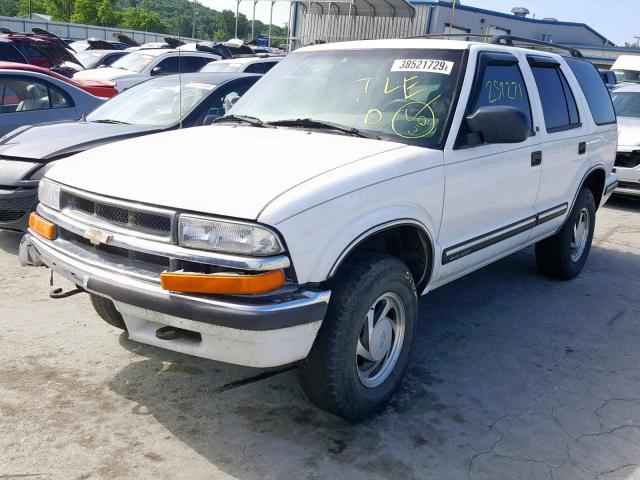 1GNDT13W11K266302 - 2001 CHEVROLET BLAZER WHITE photo 2