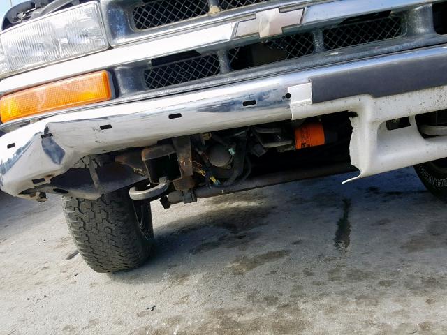 1GNDT13W11K266302 - 2001 CHEVROLET BLAZER WHITE photo 9