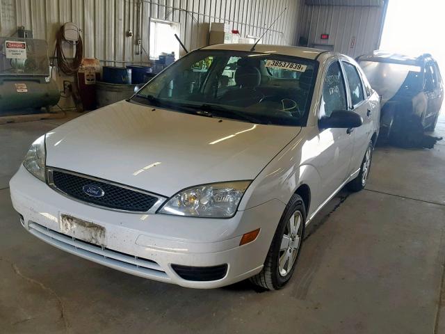 1FAHP34N07W323211 - 2007 FORD FOCUS ZX4 WHITE photo 2