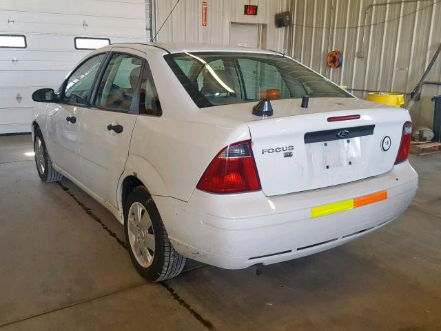 1FAHP34N07W323211 - 2007 FORD FOCUS ZX4 WHITE photo 3