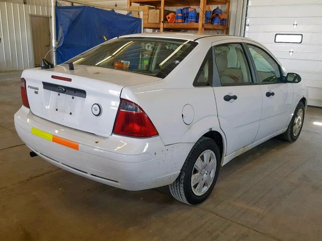 1FAHP34N07W323211 - 2007 FORD FOCUS ZX4 WHITE photo 4