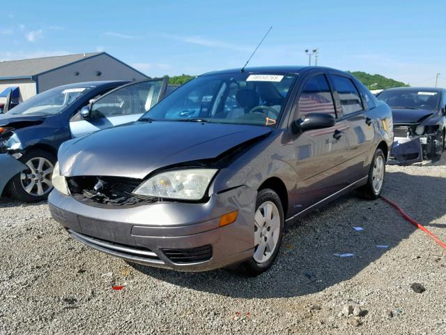 1FAFP34N97W164230 - 2007 FORD FOCUS ZX4 GRAY photo 2