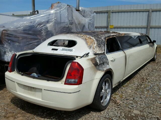 2C3KA53G07H600734 - 2007 CHRYSLER 300 TOURIN WHITE photo 4