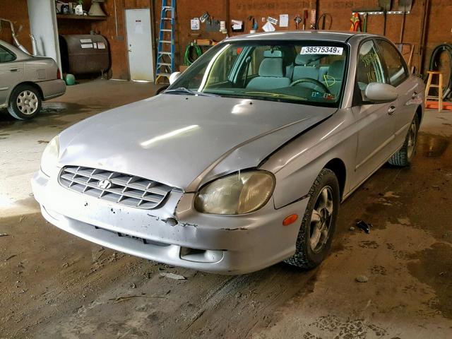 KMHWF25V0YA212214 - 2000 HYUNDAI SONATA BAS SILVER photo 2