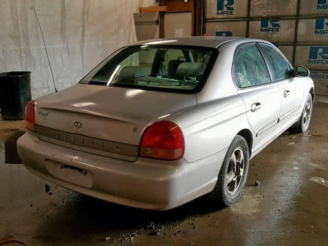 KMHWF25V0YA212214 - 2000 HYUNDAI SONATA BAS SILVER photo 4