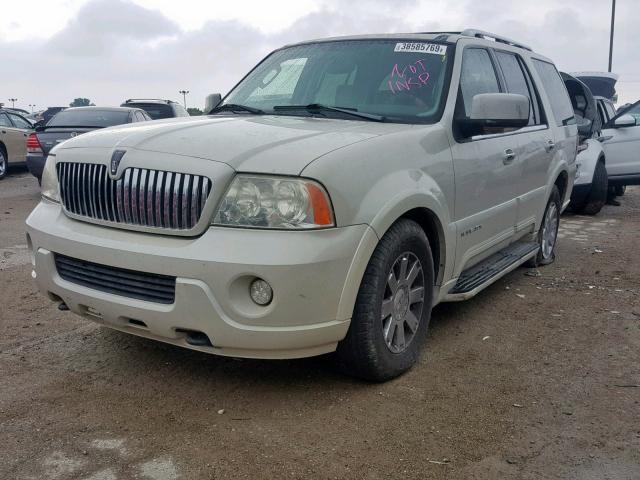 5LMFU28R34LJ39825 - 2004 LINCOLN NAVIGATOR 白色 照片 2