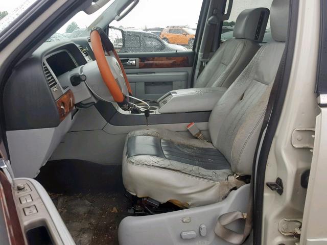 5LMFU28R34LJ39825 - 2004 LINCOLN NAVIGATOR 白色 照片 5