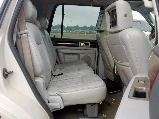 5LMFU28R34LJ39825 - 2004 LINCOLN NAVIGATOR 白色 照片 6