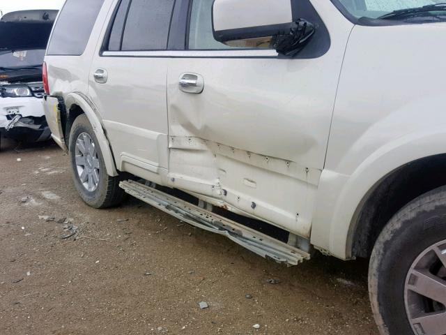 5LMFU28R34LJ39825 - 2004 LINCOLN NAVIGATOR 白色 照片 9