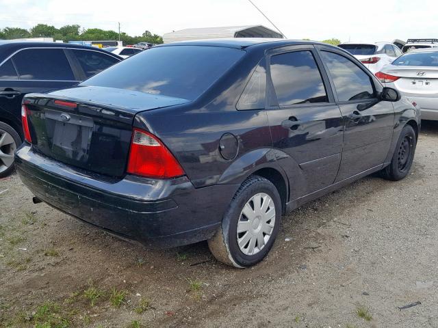 1FAFP34N45W294882 - 2005 FORD FOCUS ZX4 BLACK photo 4