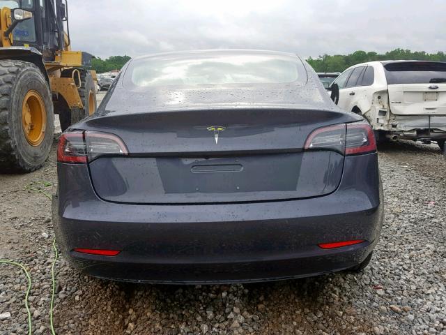 5YJ3E1EB0JF116820 - 2018 TESLA MODEL 3 GRAY photo 9