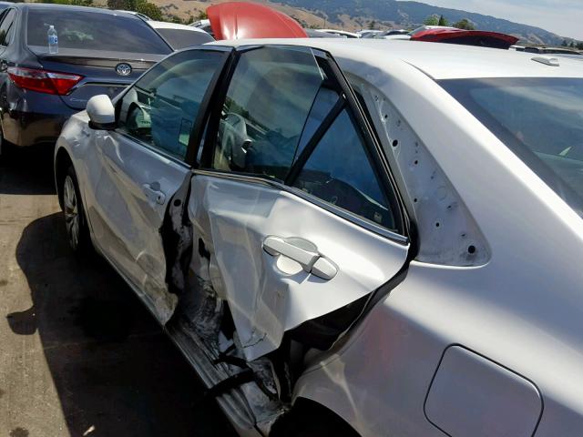 4T1BD1FKXHU226994 - 2017 TOYOTA CAMRY HYBR WHITE photo 9