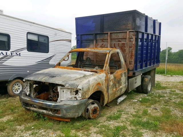 1FDAF57F02ED14856 - 2002 FORD F550 SUPER BLUE photo 2