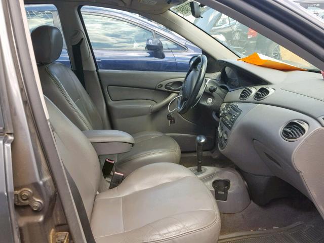 3FAFP37364R113440 - 2004 FORD FOCUS ZX5 GRAY photo 5