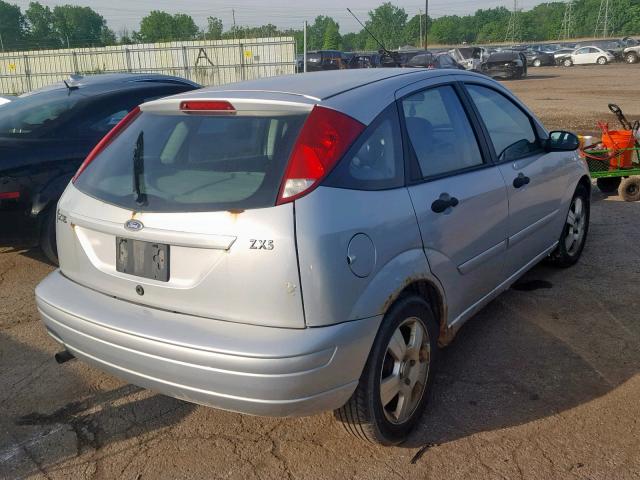 3FAFP37343R174431 - 2003 FORD FOCUS ZX5 GRAY photo 4