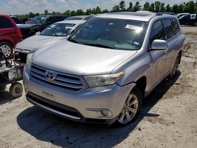 5TDZK3EH9BS045021 - 2011 TOYOTA HIGHLANDER SILVER photo 2