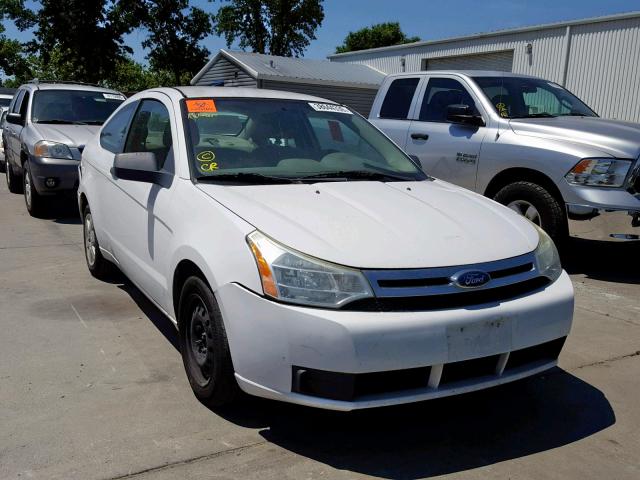 1FAHP32N08W188722 - 2008 FORD FOCUS S/SE WHITE photo 1