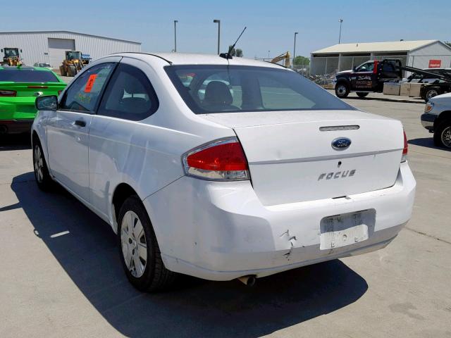 1FAHP32N08W188722 - 2008 FORD FOCUS S/SE WHITE photo 3