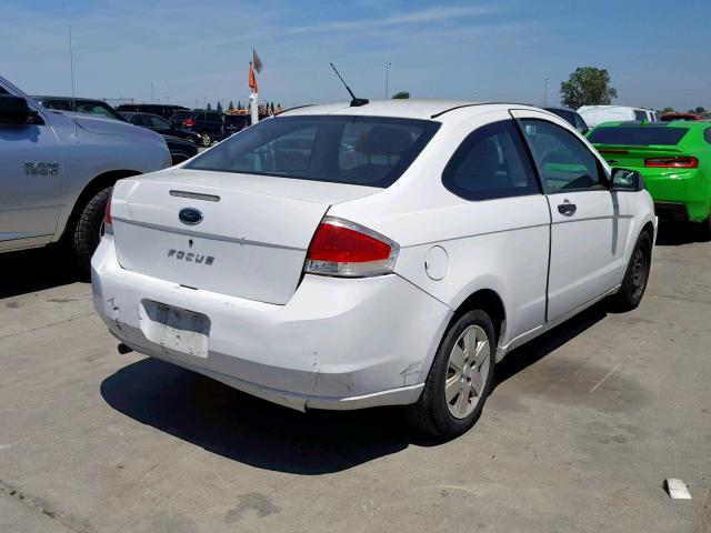 1FAHP32N08W188722 - 2008 FORD FOCUS S/SE WHITE photo 4