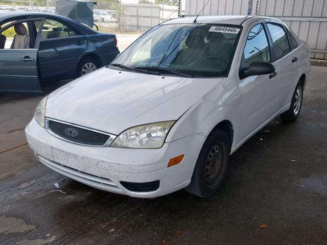 1FAFP34N55W241477 - 2005 FORD FOCUS ZX4 WHITE photo 2