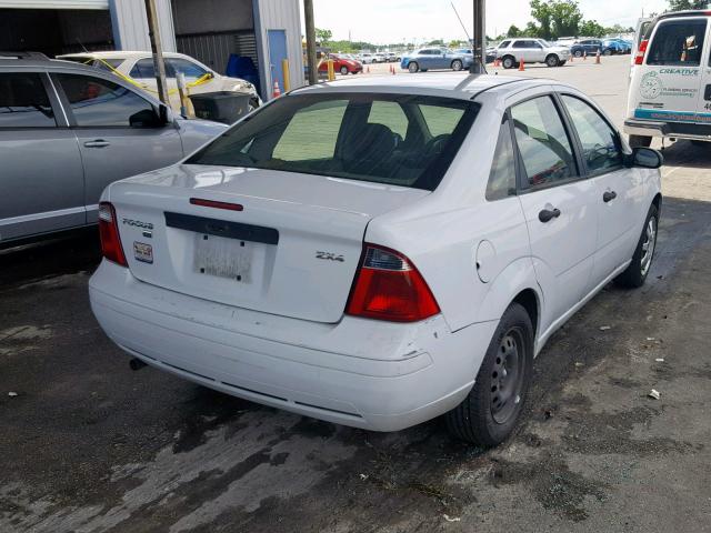 1FAFP34N55W241477 - 2005 FORD FOCUS ZX4 WHITE photo 4