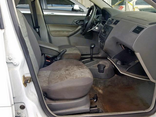 1FAFP34N55W241477 - 2005 FORD FOCUS ZX4 WHITE photo 5