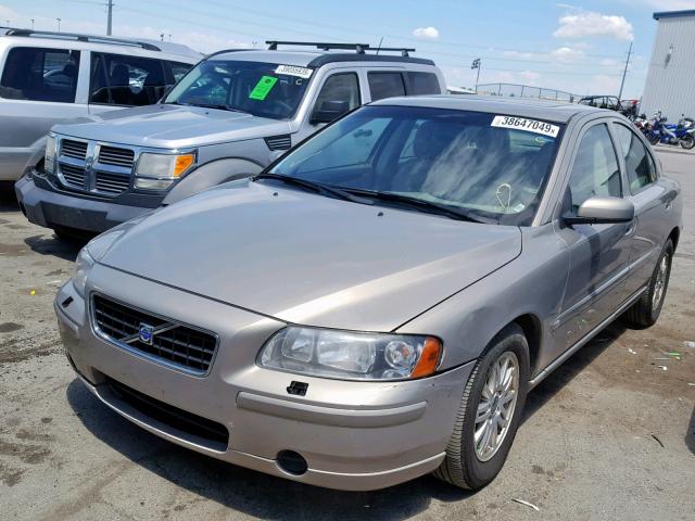 YV1RS640252480661 - 2005 VOLVO S60 GOLD photo 2