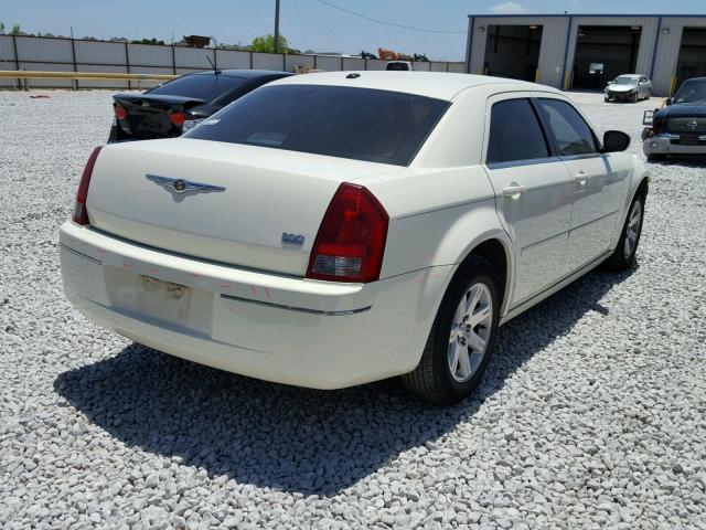 2C3KA53G97H860937 - 2007 CHRYSLER 300 TOURIN CREAM photo 4