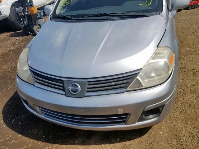 3N1BC11E79L417991 - 2009 NISSAN VERSA S GRAY photo 9