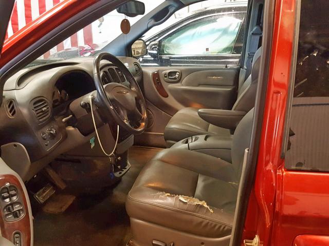 2C8GP64LX4R537065 - 2004 CHRYSLER TOWN & COU RED photo 5