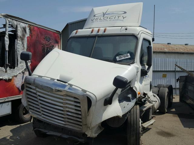 3AKJGBDV2HSHN2097 - 2017 FREIGHTLINER CASCADIA 1 WHITE photo 2