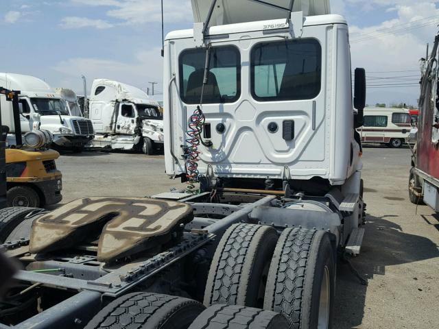 3AKJGBDV2HSHN2097 - 2017 FREIGHTLINER CASCADIA 1 WHITE photo 4