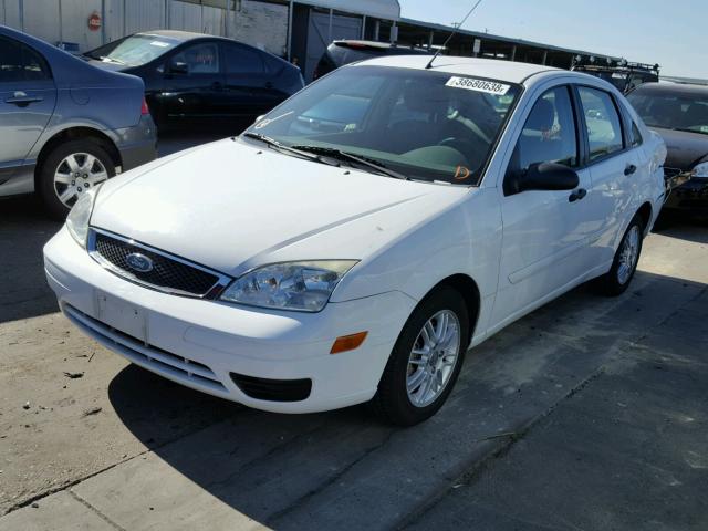 1FAFP34N05W289324 - 2005 FORD FOCUS ZX4 WHITE photo 2